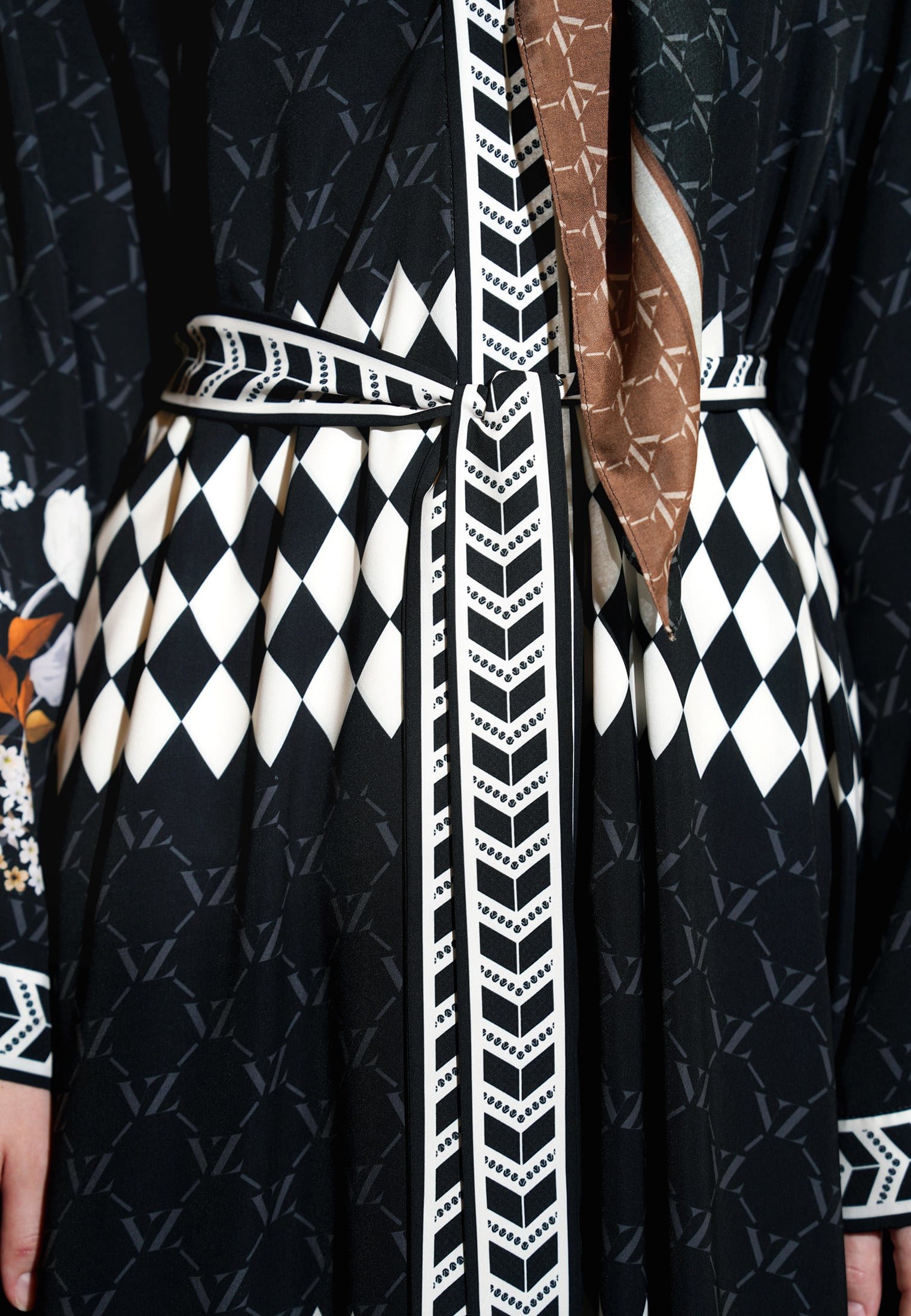 VZ Llaryona Abaya - Black - Image 6