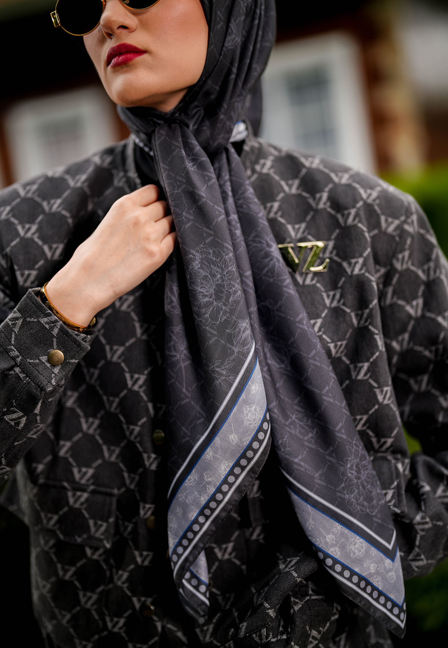 VZ Signaire Scarf 2.0 - Charcoal - Image 4